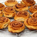 Kaneelbroodjes, een van oorsprong Scandinavische lekkernij, ook wel cinnamon rolls of op zijn Zweeds kanelbulle genoemd.