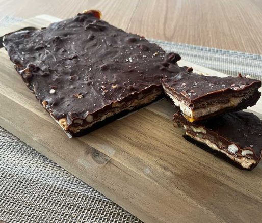 Dadel chocoladebar op plank