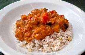 Kip Tikka Masala met notenrijst op een bord