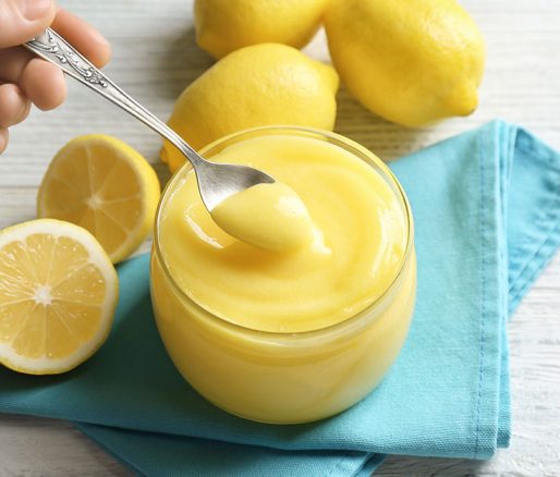 Lemon curd op een lepeltje