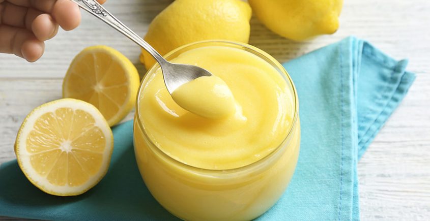 Lemon curd op een lepeltje