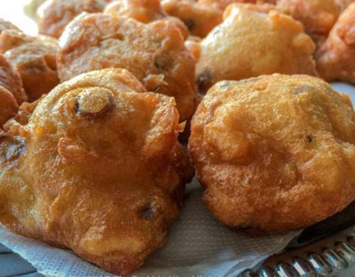 Oliebollen met appel en rozijnen