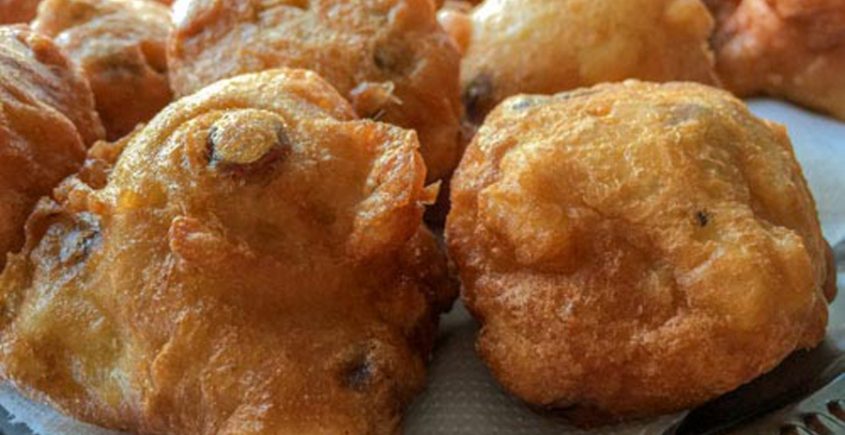 Oliebollen met appel en rozijnen