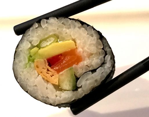 sushi maki met stokjes