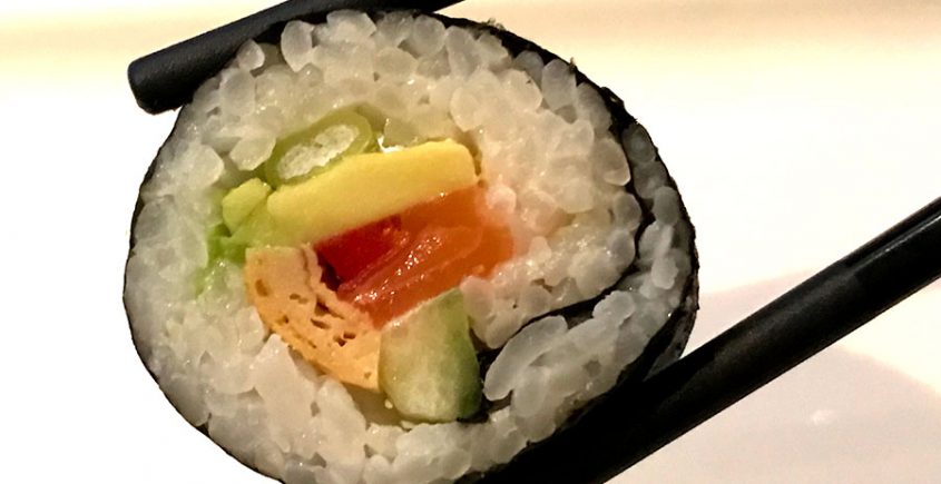 sushi maki met stokjes