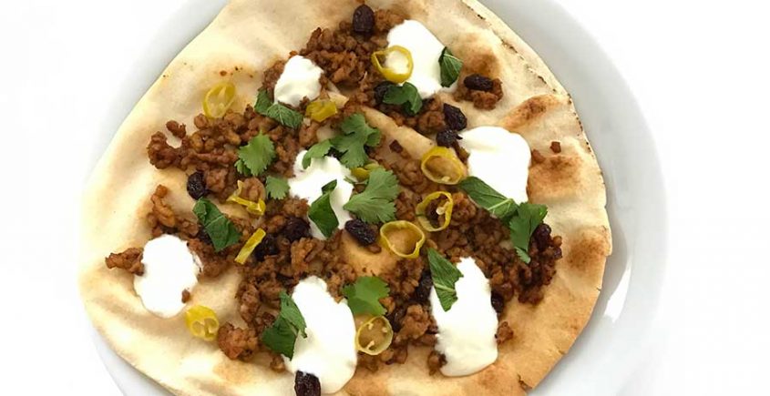 Lebanese spiced flatbread van bovenaf