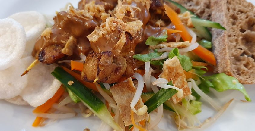 Gado-gado salade en sate op bord