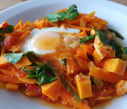 Shakshuka met zoete aardappel, wortel, spinazie en eitje