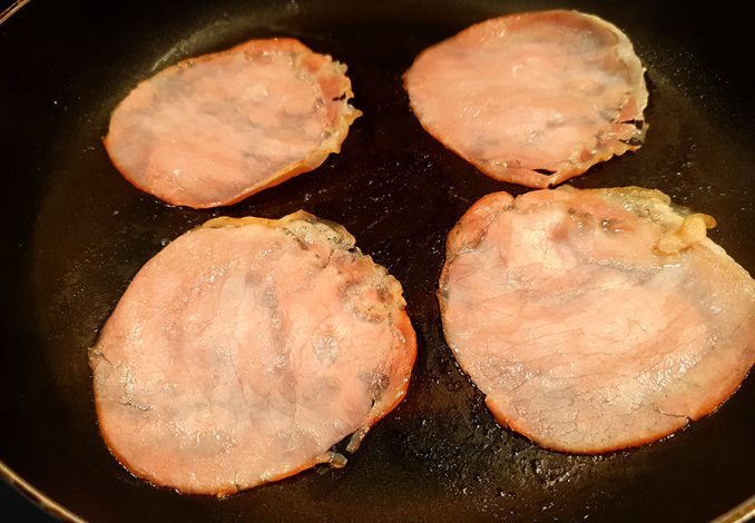 Bacon uitbakken in pan