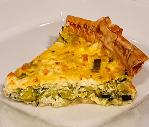 Courgette prei quiche op bord