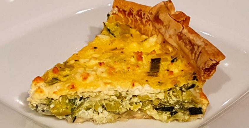 Courgette prei quiche op bord