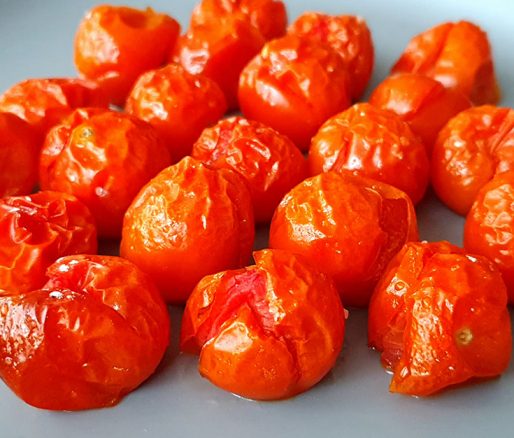 Geroosterde tomaatjes op bord