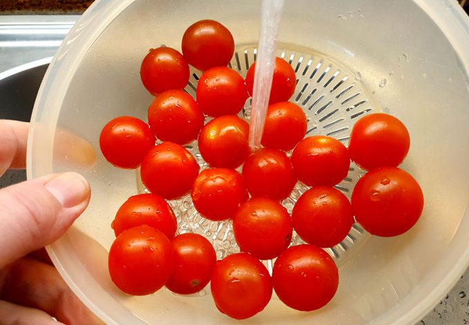 Geroosterde tomaatjes spoelen