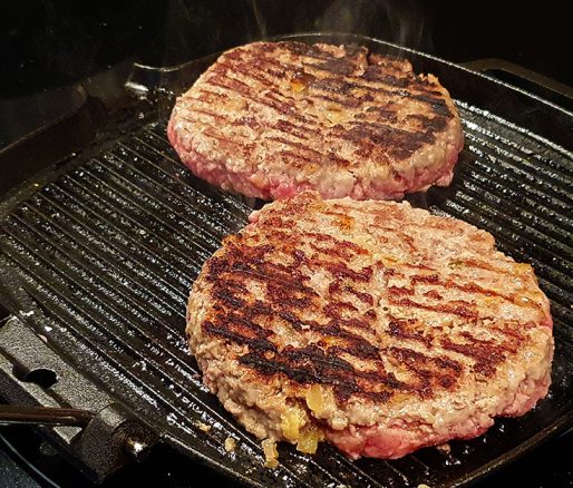 Hamburger in hete grillpan