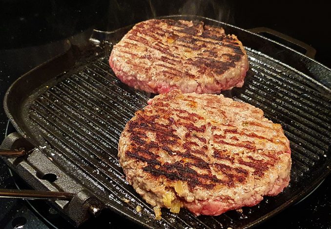 Hamburger in hete grillpan