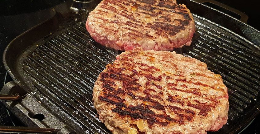 Hamburger in hete grillpan