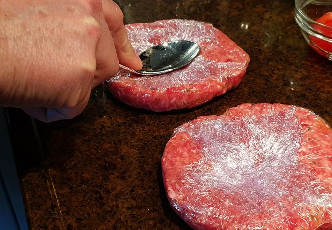 Rauwe hamburger kuiltje met lepel maken tegen bollen