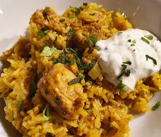 kip biryani met een schepje raïta