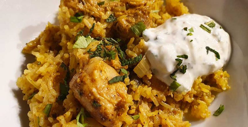 kip biryani met een schepje raïta