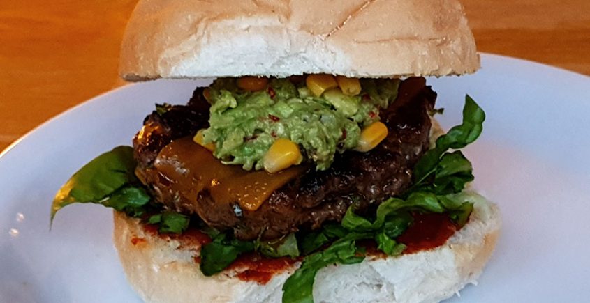 Mexicaanse hamburger gepresenteerd op bord