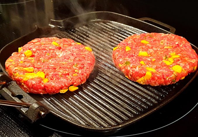 Mexicaanse rauwe hamburger grillen in grillpan