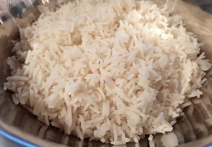 Rijst afkoelen in schaal
