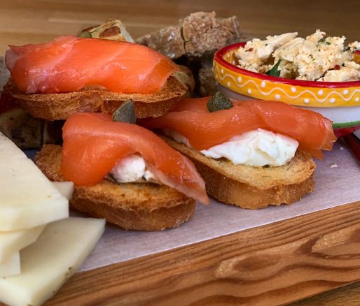 crostini met zalm en roomkaas op plank