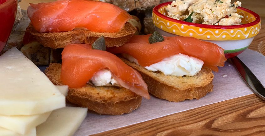 crostini met zalm en roomkaas op plank