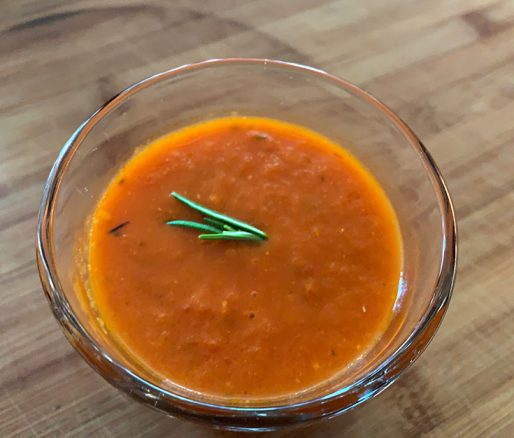 Geroosterde paprika-tomatensoep in glas