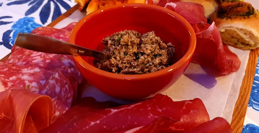 Champignontapenade op een antipastiplank