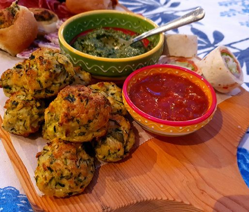 Courgetteballetjes op een antipasti plank