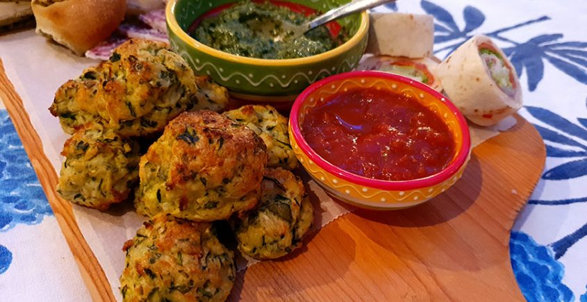 Courgetteballetjes op een antipasti plank