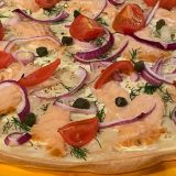 flammkuchen met gerookte zalm en tomaat