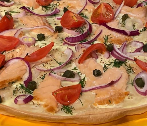 flammkuchen met gerookte zalm en tomaat