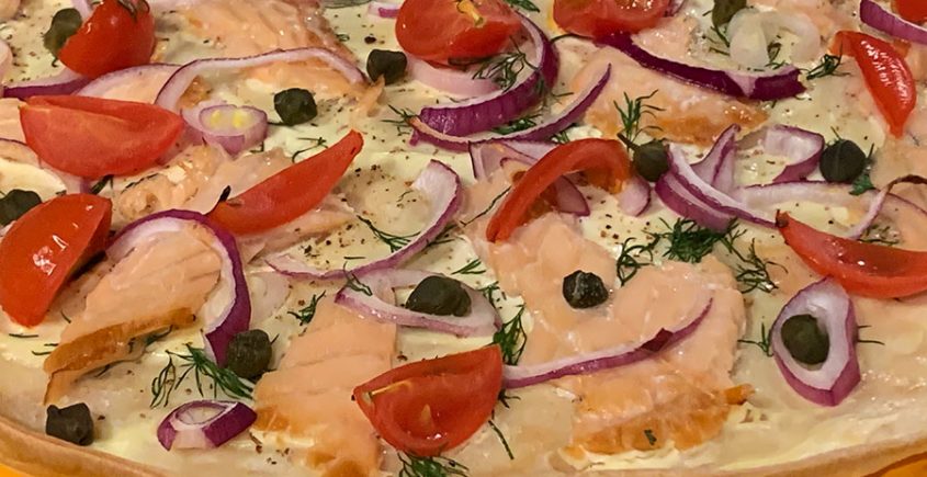 flammkuchen met gerookte zalm en tomaat