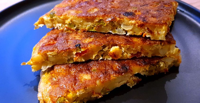 Vegetarische tortilla gesneden op bord