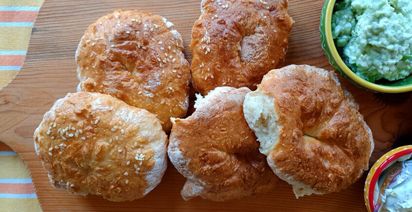 Broodjes uit de airfryer op een houten plaat