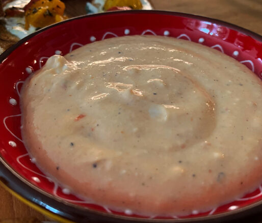 Fetadip met geroosterde paprika in schaaltje