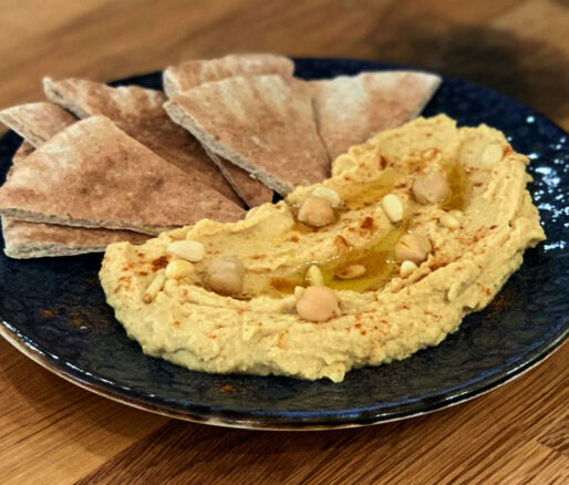 hummus op een bord