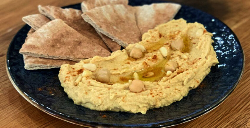 hummus op een bord