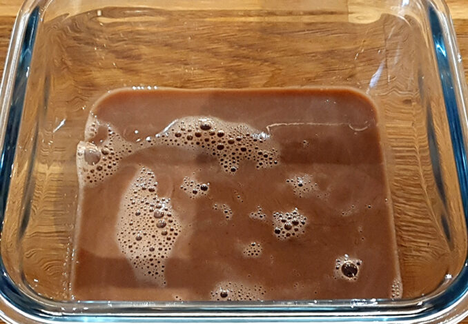 Chocolademelk en tiramisusiroop in schaaltje