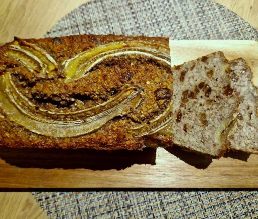 Bananenbrood op houten plank