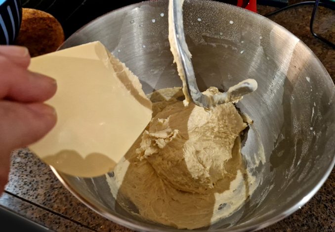 Fries suikerbrood, deeg in deegmolen en klaar om één uur afgedekt te laten rijzen.