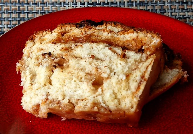 Fries suikerbrood, Twee gesneden stukken op een bord.