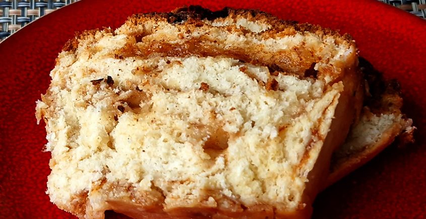 Fries suikerbrood, Twee gesneden stukken op een bord.