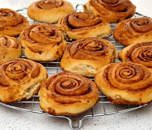 Kaneelbroodjes, een van oorsprong Scandinavische lekkernij, ook wel cinnamon rolls of op zijn Zweeds kanelbulle genoemd.