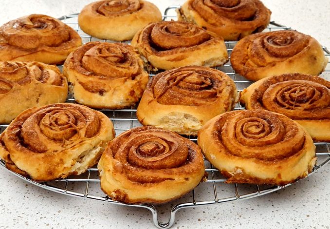 Kaneelbroodjes, een van oorsprong Scandinavische lekkernij, ook wel cinnamon rolls of op zijn Zweeds kanelbulle genoemd.