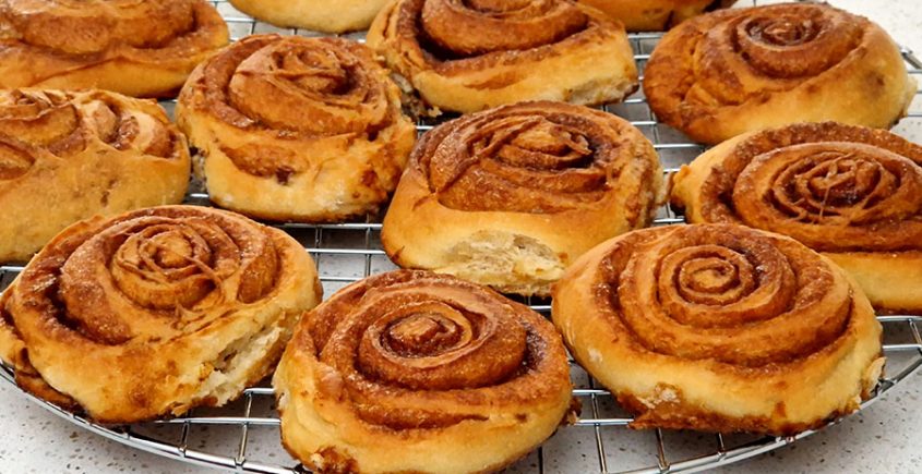 Kaneelbroodjes, een van oorsprong Scandinavische lekkernij, ook wel cinnamon rolls of op zijn Zweeds kanelbulle genoemd.