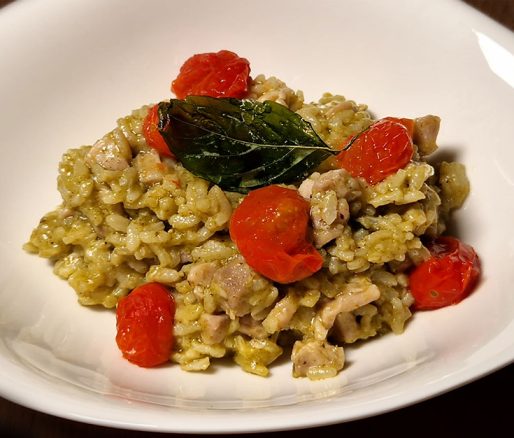 Risotto met kip pesto en geroosterde cherrytomaatjes en een gefrituurd basilicumblaadje