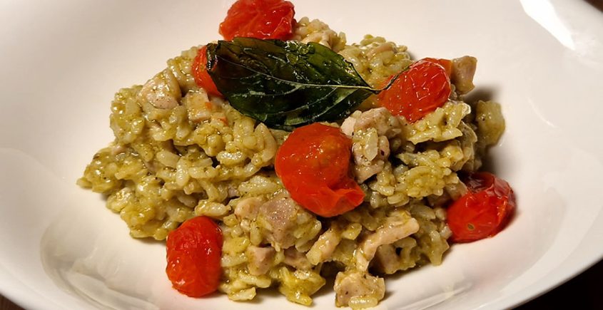 Risotto met kip pesto en geroosterde cherrytomaatjes en een gefrituurd basilicumblaadje